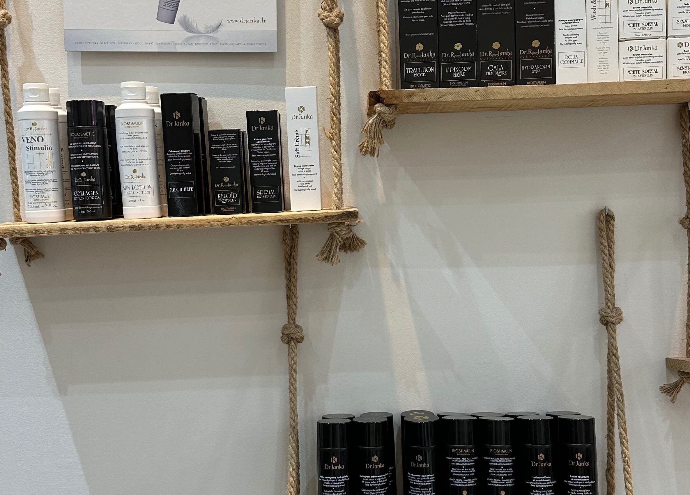 Produits de beauté sur étagères au Comptoir De Beauté, Cannes, Provence-alpes-côte D'azur, FR.