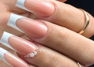 Manicura francesa elegante en Studio MC, Collado Mediano, Comunidad De Madrid, ES.