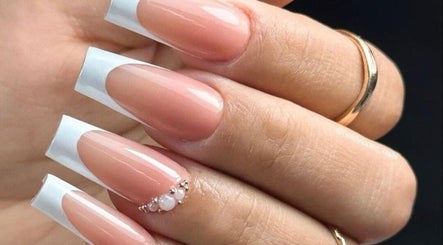 Manicura francesa elegante en Studio MC, Collado Mediano, Comunidad De Madrid, ES.