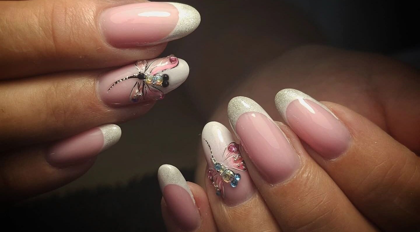 Nail art élégant à L'ancre de la douceur, Pouzol, Auvergne-rhône-alpes, FR.