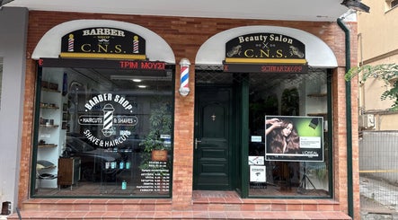 Η πρόσοψη του CNS BEAUTY SALON & BARBER SHOP στη Θεσσαλονίκη, Ιπποκράτειο, GR με εντυπωσιακή βιτρίνα.
