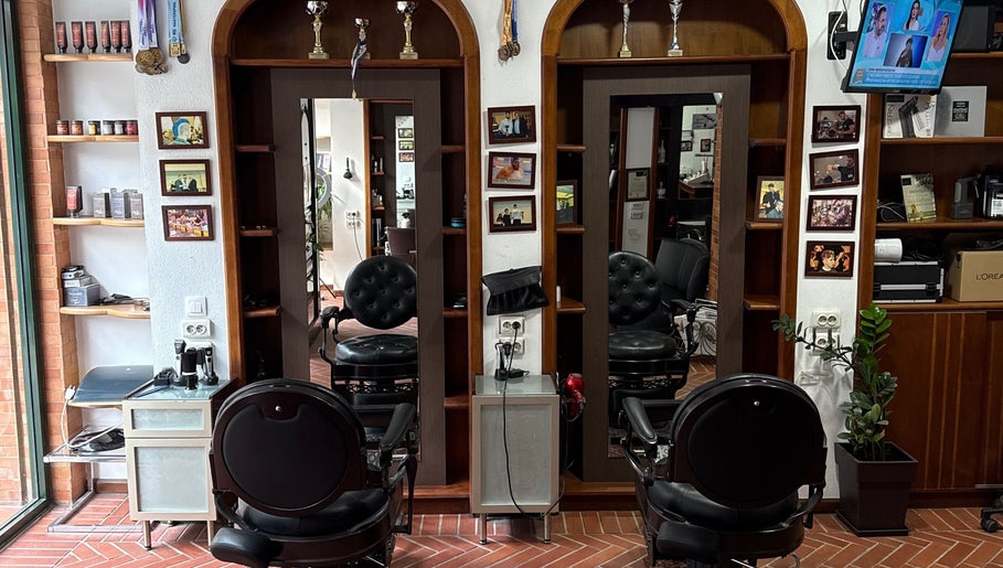 Καλαίσθητο εσωτερικό του CNS BEAUTY SALON & BARBER SHOP στη Θεσσαλονίκη, Ιπποκράτειο, GR με καθρέφτες.