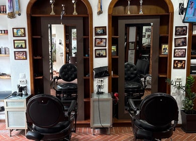 Καλαίσθητο εσωτερικό του CNS BEAUTY SALON & BARBER SHOP στη Θεσσαλονίκη, Ιπποκράτειο, GR με καθρέφτες.