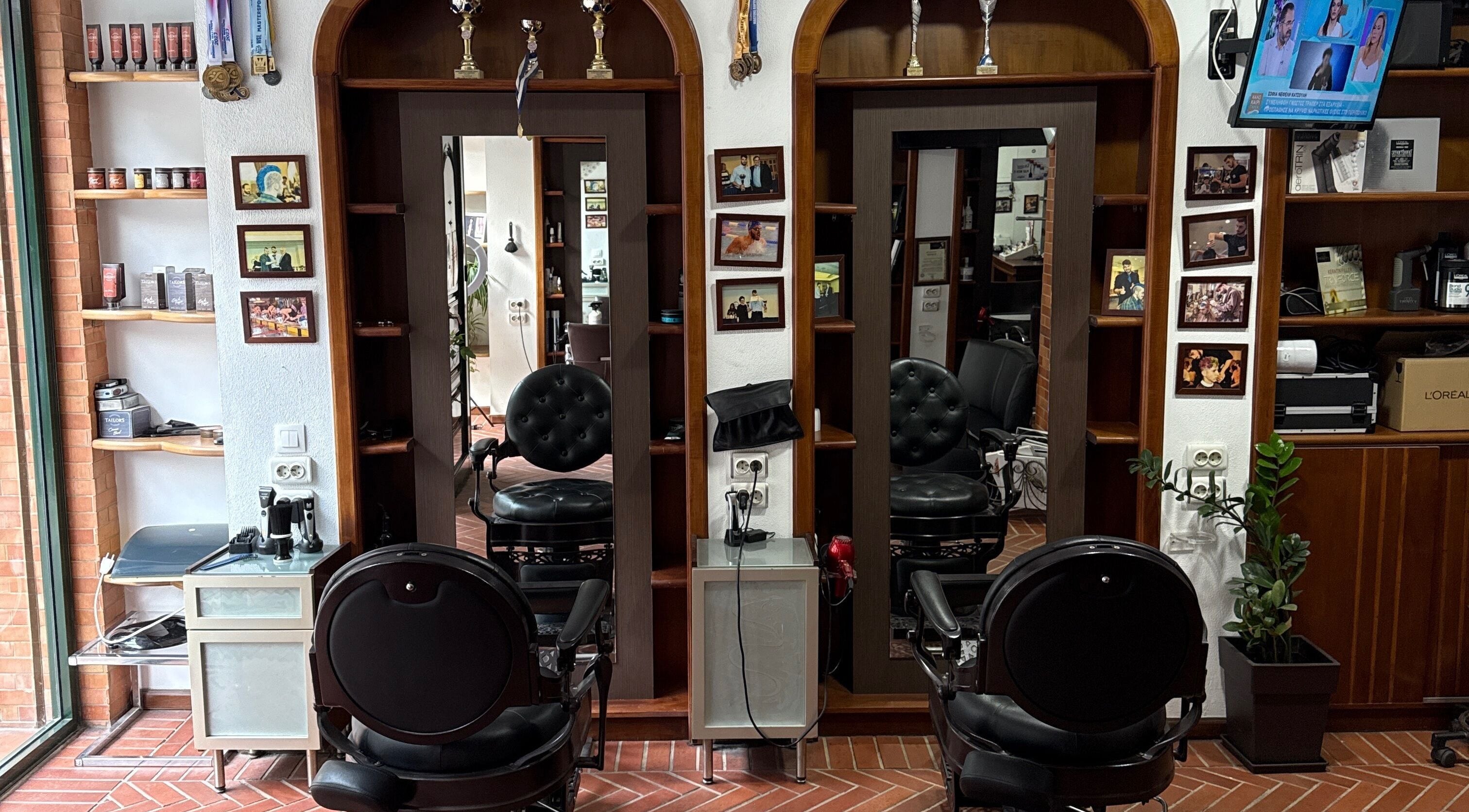 Καλαίσθητο εσωτερικό του CNS BEAUTY SALON & BARBER SHOP στη Θεσσαλονίκη, Ιπποκράτειο, GR με καθρέφτες.