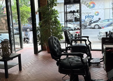 Εσωτερικό του CNS BEAUTY SALON & BARBER SHOP, Θεσσαλονίκη, Ιπποκράτειο, GR με κομψές καρέκλες και διακόσμηση.