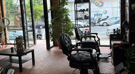 Εσωτερικό του CNS BEAUTY SALON & BARBER SHOP, Θεσσαλονίκη, Ιπποκράτειο, GR με κομψές καρέκλες και διακόσμηση.