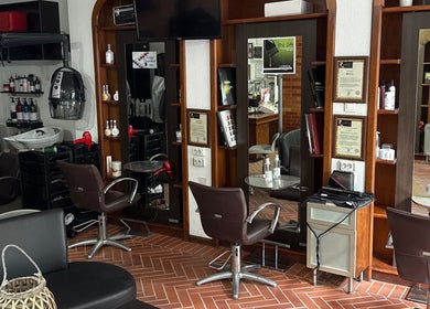 Σαλόνι ομορφιάς στο CNS BEAUTY SALON & BARBER SHOP, Θεσσαλονίκη, Ιπποκράτειο, GR, με καρέκλες κουρέματος και προϊόντα.