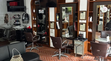 Σαλόνι ομορφιάς στο CNS BEAUTY SALON & BARBER SHOP, Θεσσαλονίκη, Ιπποκράτειο, GR, με καρέκλες κουρέματος και προϊόντα.