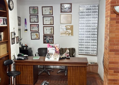 Εσωτερικό του CNS BEAUTY SALON & BARBER SHOP, Θεσσαλονίκη, Ιπποκράτειο, GR, με πιστοποιήσεις στον τοίχο.