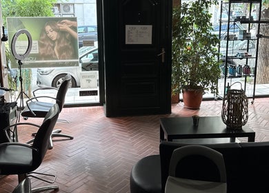 Έντονη ατμόσφαιρα του CNS BEAUTY SALON & BARBER SHOP στη Θεσσαλονίκη, Ιπποκράτειο, GR με κομμωτικά καθίσματα.