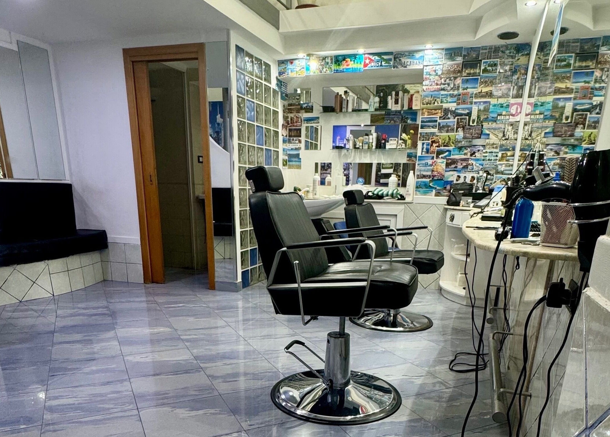 Interno di Barberoldschool-Napoli, salone moderno con sedie in pelle, Napoli, Campania, IT