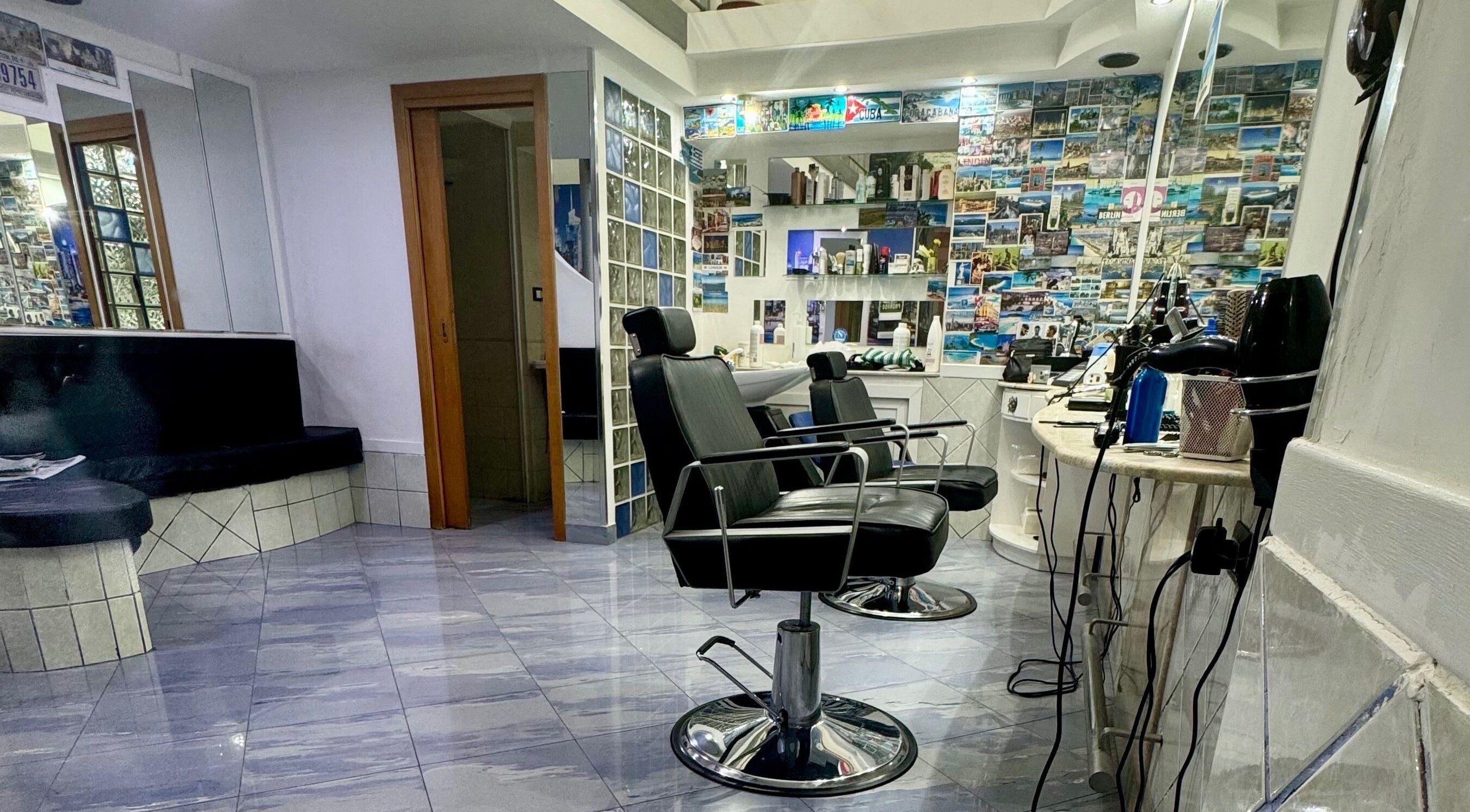 Interno di Barberoldschool-Napoli, salone moderno con sedie in pelle, Napoli, Campania, IT