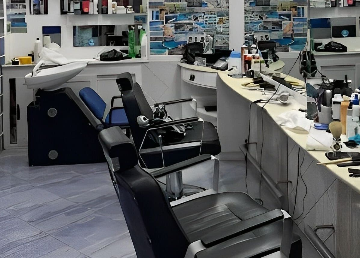 Interno Barberoldschool-Napoli con poltrone eleganti, attrezzature moderne a Napoli, Campania, IT.