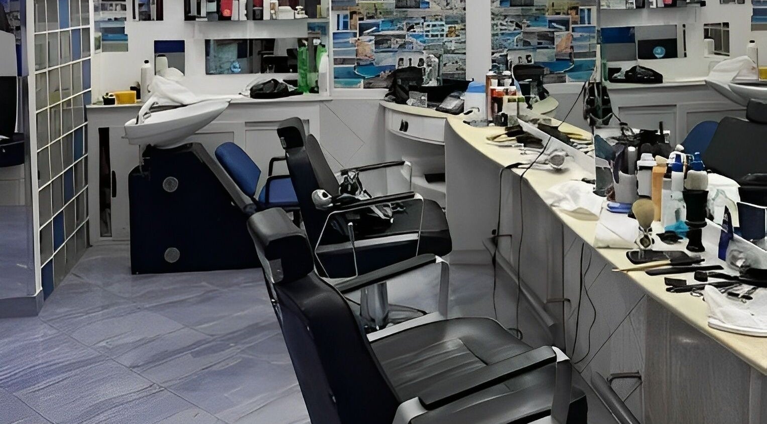 Interno Barberoldschool-Napoli con poltrone eleganti, attrezzature moderne a Napoli, Campania, IT.