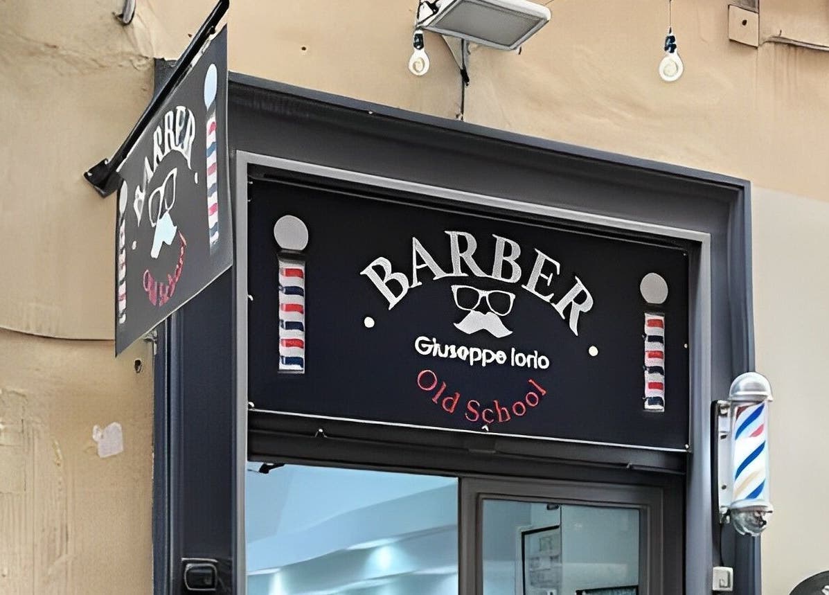 Insegna di Barberoldschool-Napoli situata a Napoli, Campania, IT, con design tradizionale vintage.