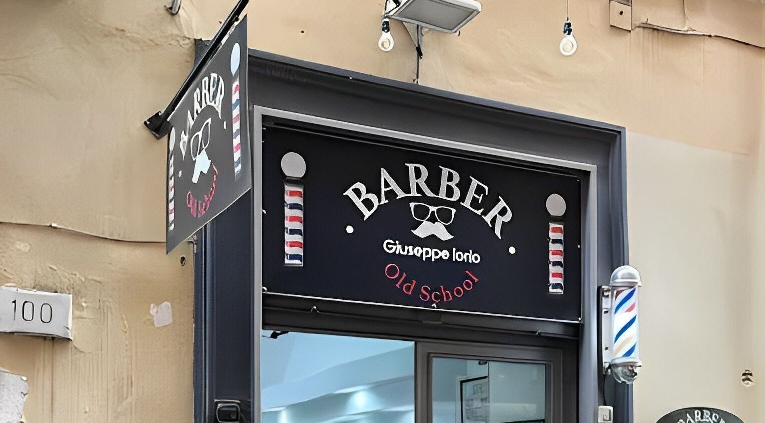 Insegna di Barberoldschool-Napoli situata a Napoli, Campania, IT, con design tradizionale vintage.