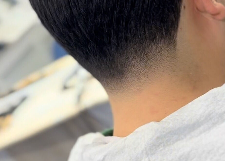 Rifinitura dettagliata del taglio presso Barberoldschool-Napoli, Napoli, Campania, IT.