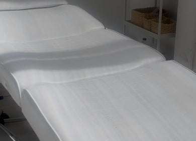 Cama de tratamento em Marisa Craveiro Sugaring, Coimbra, Coimbra, PT. Ambiente relaxante e acolhedor.