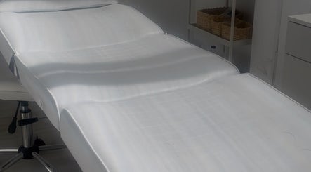 Cama de tratamento em Marisa Craveiro Sugaring, Coimbra, Coimbra, PT. Ambiente relaxante e acolhedor.