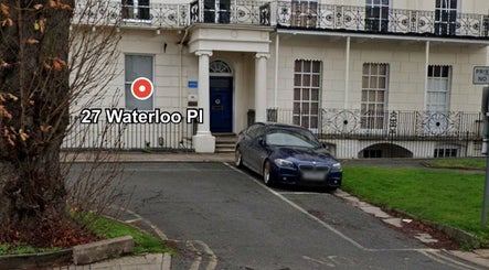 Элегантный вход в Galinas Beauty House в Royal Leamington Spa, England, GB.