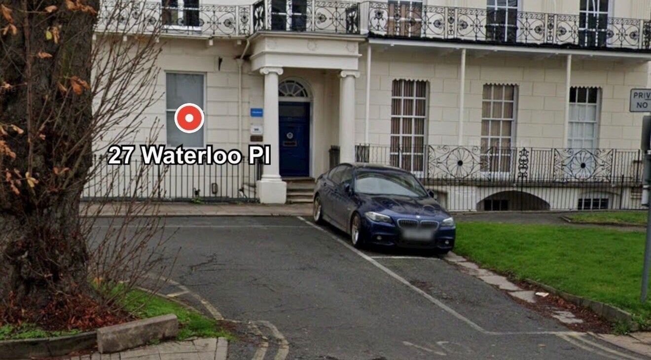 Элегантный вход в Galinas Beauty House в Royal Leamington Spa, England, GB.