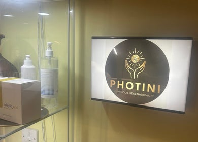 Fotografi av Photini-skylt och produkter i Coventry, England, GB. Besök för skönhet och hälsa.