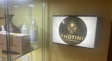 Fotografi av Photini-skylt och produkter i Coventry, England, GB. Besök för skönhet och hälsa.