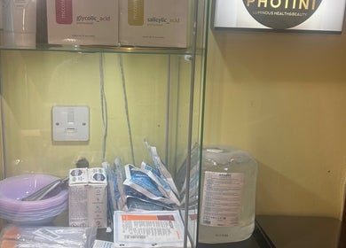 Skönhetsprodukter på hylla hos Photini, Coventry, England, GB för behandlingar.