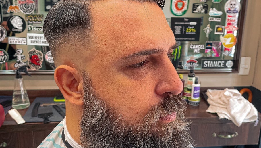 Homem com barba e penteado clássico no Felipe The Barber Old School em São Paulo, São Paulo, BR.