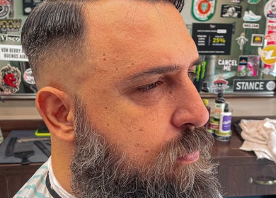 Homem com barba e penteado clássico no Felipe The Barber Old School em São Paulo, São Paulo, BR.