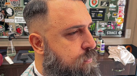 Homem com barba e penteado clássico no Felipe The Barber Old School em São Paulo, São Paulo, BR.