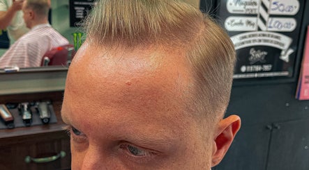Corte clássico em Felipe The Barber Old School, São Paulo, São Paulo, BR. Estilo vintage e refinado.