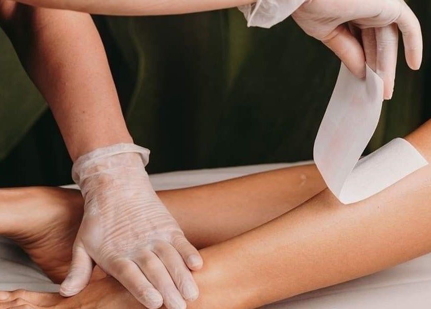 Depilación de piernas en GÜZEL DON BOSCO, Panamá, Provincia De Panamá, PA. Atención delicada con guantes.