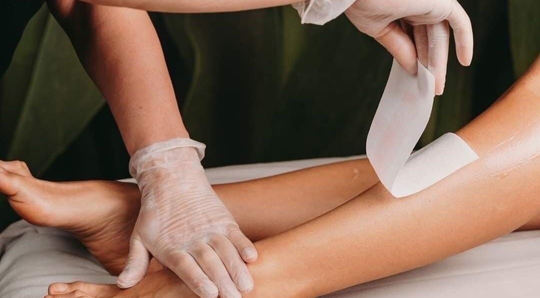 Depilación de piernas en GÜZEL DON BOSCO, Panamá, Provincia De Panamá, PA. Atención delicada con guantes.