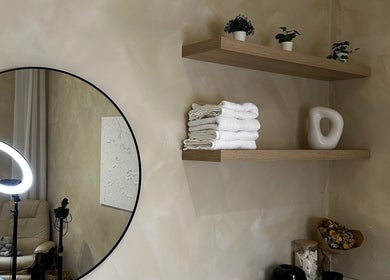 Stylový interiér Cosmetika Clinika Vodičkova, Hlavní Město Praha, Hlavní Město Praha, CZ s moderním zrcadlem a dekoracemi.