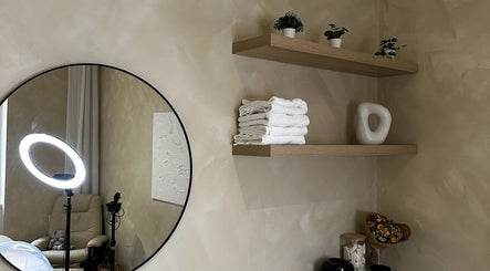 Stylový interiér Cosmetika Clinika Vodičkova, Hlavní Město Praha, Hlavní Město Praha, CZ s moderním zrcadlem a dekoracemi.