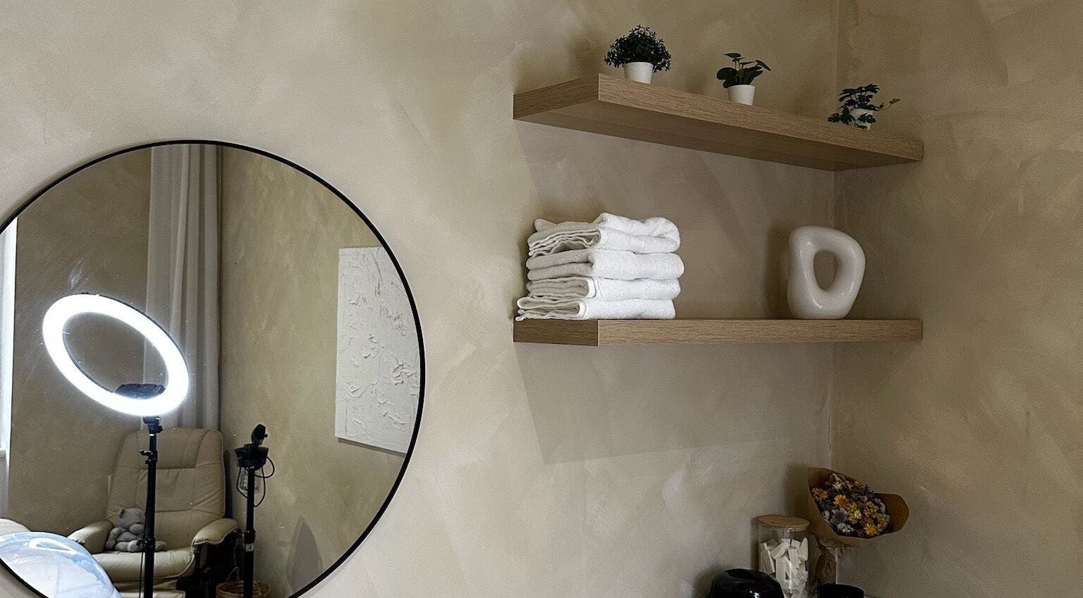 Stylový interiér Cosmetika Clinika Vodičkova, Hlavní Město Praha, Hlavní Město Praha, CZ s moderním zrcadlem a dekoracemi.