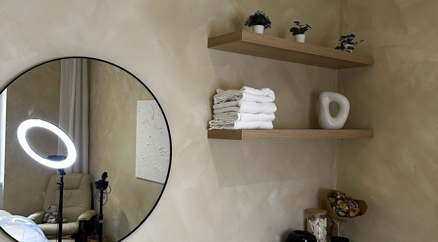 Stylový interiér Cosmetika Clinika Vodičkova, Hlavní Město Praha, Hlavní Město Praha, CZ s moderním zrcadlem a dekoracemi.