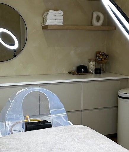 Léčebná místnost v Cosmetika Clinika Vodičkova, Hlavní Město Praha, CZ, s moderním osvětlením a zrcadlem.