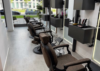Moderne Friseurstühle bei The Canvas Salon in Frankfurt Am Main, Hessen, DE, bereit für Kunden.