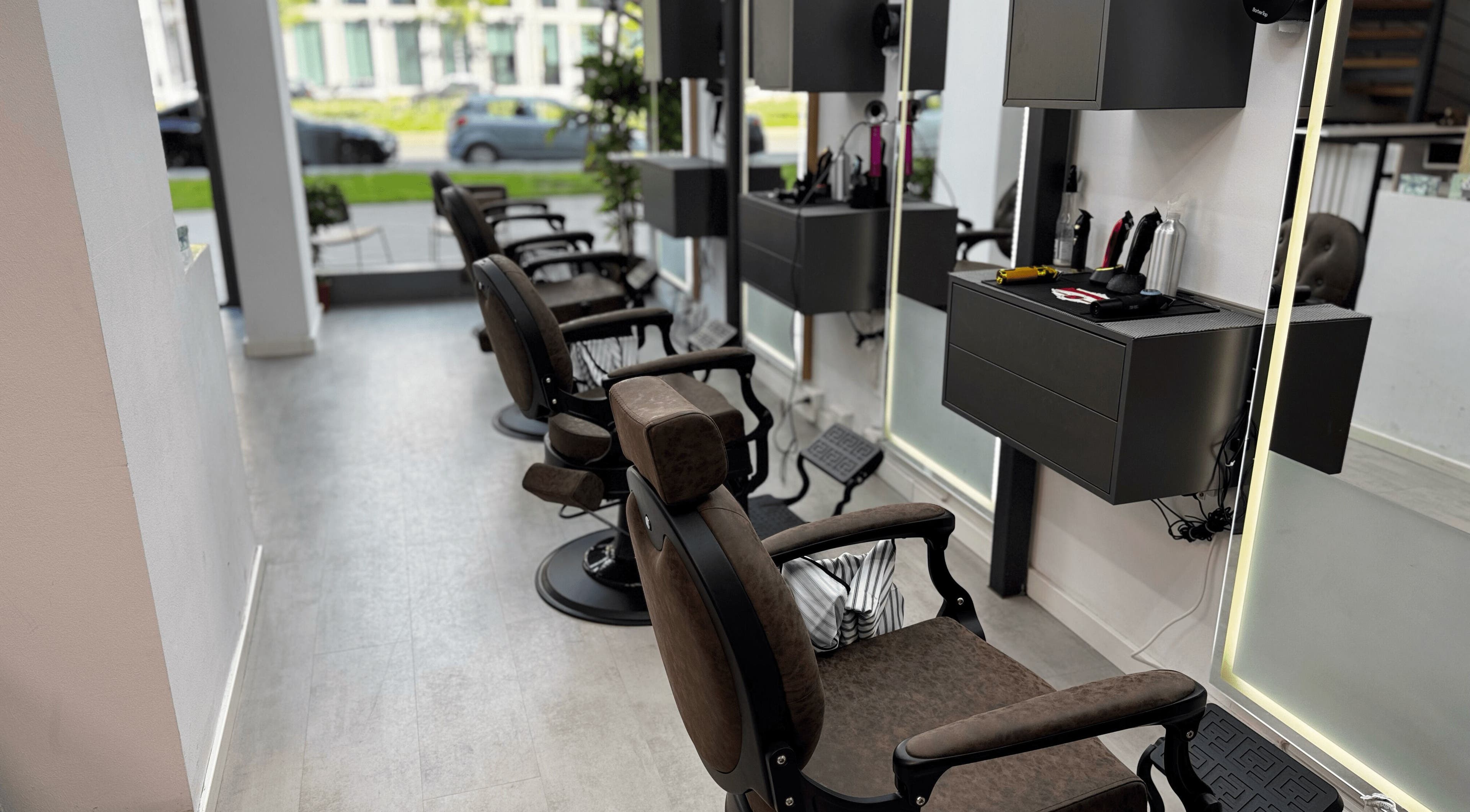 Moderne Friseurstühle bei The Canvas Salon in Frankfurt Am Main, Hessen, DE, bereit für Kunden.