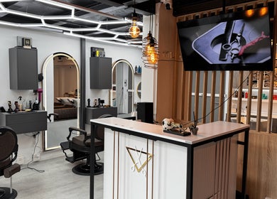 Moderner Friseursalon im The Canvas Salon, Frankfurt Am Main, Hessen, DE mit stilvoller Beleuchtung.