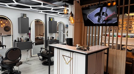 Moderner Friseursalon im The Canvas Salon, Frankfurt Am Main, Hessen, DE mit stilvoller Beleuchtung.