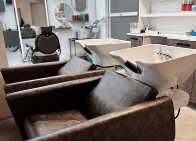 Innenansicht von The Canvas Salon in Frankfurt Am Main, Hessen, DE, mit eleganten Waschstationen.