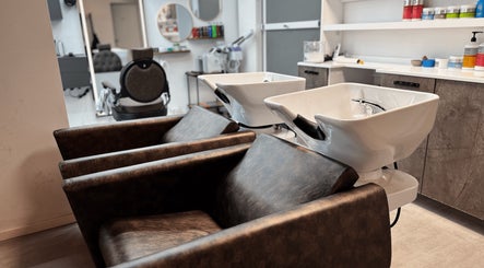 Innenansicht von The Canvas Salon in Frankfurt Am Main, Hessen, DE, mit eleganten Waschstationen.
