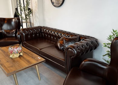 Elegante Chesterfield-Sitzgruppe bei The Canvas Salon, Frankfurt Am Main, Hessen, DE