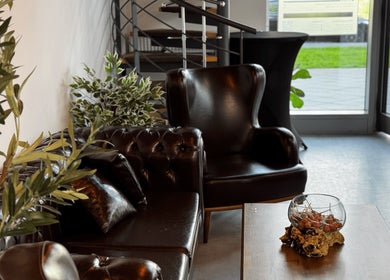 Elegante Lounge im The Canvas Salon, Frankfurt Am Main, Hessen, DE. Stilvolle Möbel und Pflanzen sorgen für Entspannung.