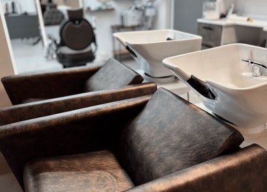 Elegante Waschstation bei The Canvas Salon, Frankfurt Am Main, Hessen, DE.