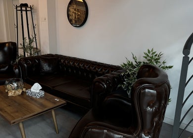 Elegante Ledersofas im The Canvas Salon, Frankfurt Am Main, Hessen, DE.