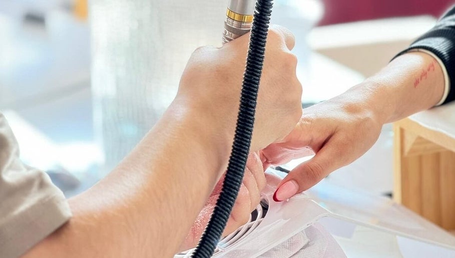 Tratamento de unhas em SUI ESTETICA, Viseu, Viseu, PT, realça beleza das mãos.